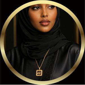 {"en":"Necklace with a heart-shaped pendant being held by hands","fa":null,"pa":null}