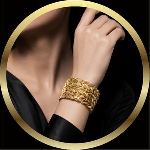 {"en":"Gold hoop earring","fa":null,"pa":null}