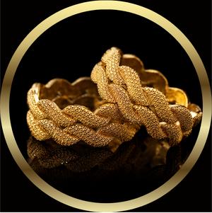 {"en":"Gold hoop earring","fa":null,"pa":null}